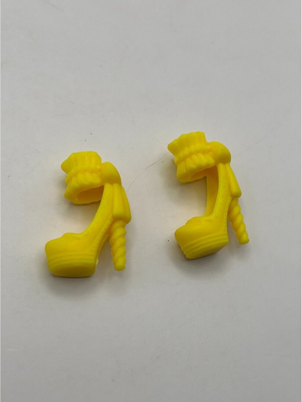 Ever After High Blondie Lockes Tea Party Hat-Tastic Yellow Platform Heels
